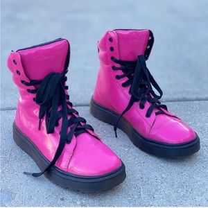 Dr. MARTENS sz 8 LAMPER BOOT/SNEAKER  hot pink patent lace up padded ankle boots